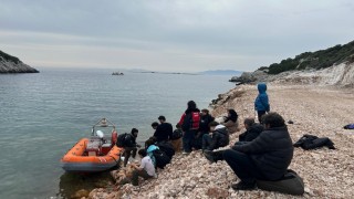 İzmirde 24 göçmen ve 1 göçmen kaçakçısı yakalandı