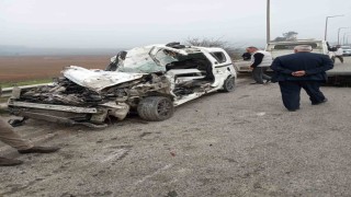 İzmirde otomobil tıra çarptı, sürücü yaşamını yitirdi