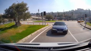 İzmirde ters yöne giren araç tehlike saçtı