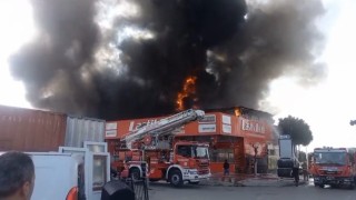 İzmirde yangında iki lastikçi dükkanı hasar gördü