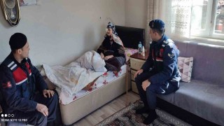 Jandarma 94 yaşındaki Esma Teyzeyi unutmadı