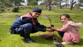 Jandarma öğrencilerle birlikte fidanları toprakla buluşturdu
