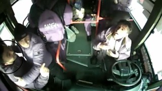 Jandarma personeli olduğunu öne süren şahıs otobüsün önünü kesip camı kırdı, sürücüye bağırıp çağırdı