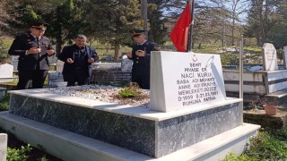 Jandarma şehit ailesini ve kabrini ziyaret etti