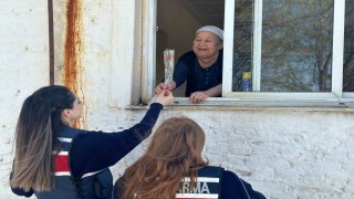 Jandarma yaşlı çınarları unutmadı
