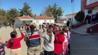 Jandarmadan öğrencilere eğitim ve boyama faaliyeti