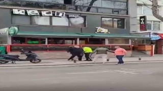 Kadıköyde elinde silahla bir mekana giren şahsa trafik polisi müdahale etti