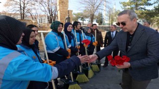 Kadın temizlik görevlileri karanfillerle işbaşı yaptı