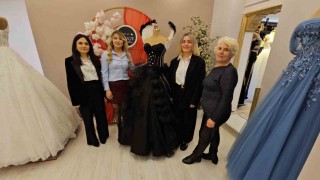 Kadına şiddete dikkat çekmek için 8 Marta özel siyah gelinlik tasarladı