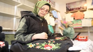 Kadının gücü: Tek eliyle ilmek ilmek işliyor