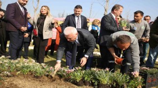 Kadınlar Gününde çiçekler toprakla buluştu