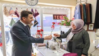 Kadınlara karanfil dağıtıldı
