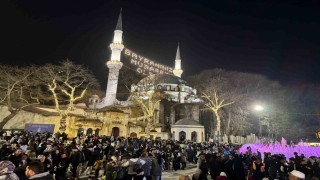 Kadir Gecesi nedeniyle binlerce insan Eyüpsultan Camiine akın etti