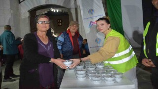 Kadir Gecesinde 10 bin lokma tatlısı dağıtıldı