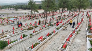 Kahramanmaraş Büyükşehir Belediyesi’nden Bayram Öncesi Mezarlık Temizliği