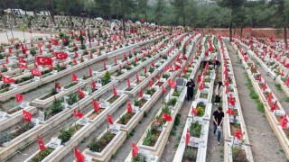 Kahramanmaraşta deprem şehitleri mezarlığında genel temizlik yapıldı