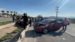 Kahramanmaraşta iki otomobil kafa kafaya çarpıştı: 1i ağır 6 yaralı