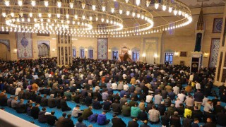 Kahramanmaraşta Ramazan Bayramı coşkusu: Binlerce kişi Abdülhamid Han Camiinde bayram namazı kıldı