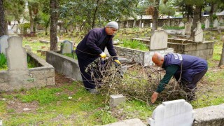 Kahta Belediyesinden Kadir Gecesi ve bayram öncesi mezarlık temizliği