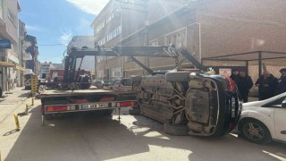 Kaldırılmak isterken çekiciden düşen lüks araçta ağır hasar oluştu