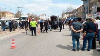 Kamyonet kasasından düşen genç ağır yaralandı