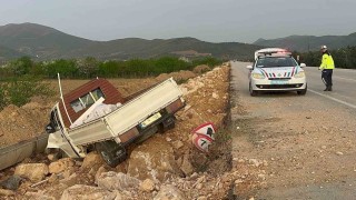 Kamyonet şarampole uçtu : 1 yaralı