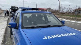 Kamyonun motor kısmındaki yangın paniğe neden oldu