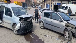 Karabükte hafif ticari araç ile otomobil çarpıştı: 2 yaralı