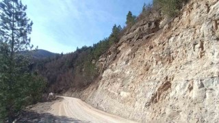 Karabükte heyelanda kapanan köy yolu ulaşıma açıldı