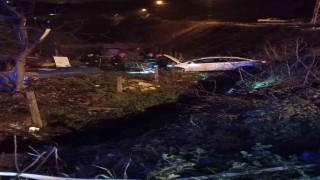Karadeniz Ereğlide otomobil dereye uçtu