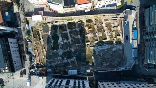 Karaköyde otopark çalışmaları sırasında bulunan tarihi kalıntılar gün yüzüne çıkıyor