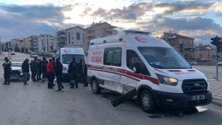 Karamanda ambulansla otomobil çarpıştı: 3 yaralı