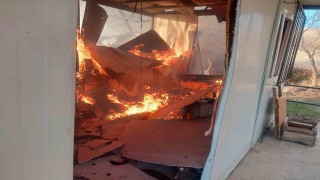 Karamanda bahçe evi alevlere teslim oldu