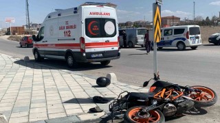 Karamanda devrilen motosikletin sürücüsü ölümden döndü