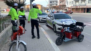 Karamanda motosikletle üç tekerlekli bisiklet çarpıştı: 1i çocuk 3 yaralı