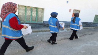 Karamanda yurt öğrencileri yardım kolilerini ihtiyaç sahiplerine ulaştırdı