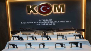 Kargo şirketi araçlarında özel bölmelerde tabanca ve uzun namlulu silahlar ele geçirildi: 17 gözaltı
