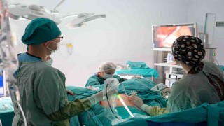 Karın ağrısıyla gitti, rahminden 7 kiloluk tümör çıktı
