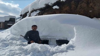 Karla kaplı bahçesinde arabasını bulmak için saatlerce uğraştı