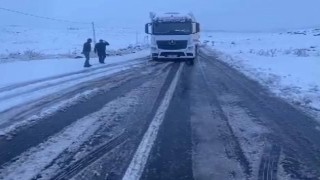 Kars-Ardahan karayolunda yoğun kar yağışı etkili oldu; Tırlar yolda kaldı