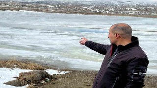Kars Çıldır Gölündeki buzlar çözülmeye başladı