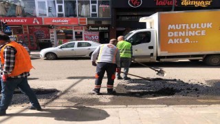 Karsta karayolları ekiplerinden asfalt yama çalışması