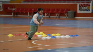 Karsta kız çocukları futbol oynayacak