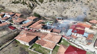 Kastamonuda çıkan yangında 2 ev, 1 araç yandı