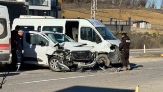 Kastamonuda minibüs ile hafif ticari araç çarpıştı: 4 yaralı