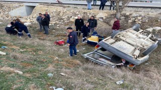 Kastamonuda şarampole yuvarlanan otomobildeki 2 kişi yaralandı