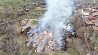Kastamonuda yangında 3 ev, 6 ahır, 9 samanlık ve 2 ambar kullanılamaz hale geldi