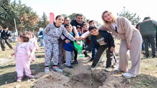 Katledilen 445 kadın anısına Denizlide fidanlar toprakla buluştu