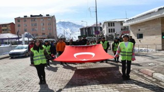 Kato Dağında Türk bayraklı sağlıklı yaşam yürüyüşü