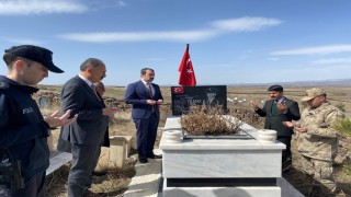 Kaymakam Akközden şehit kabirleri ve ailelerine bayram ziyareti